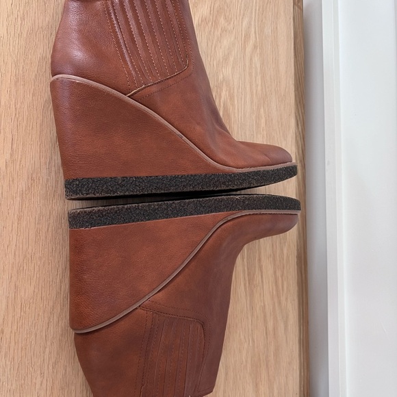 Zodiac brown ankle wedge boots size 10. - Picture 6 of 11